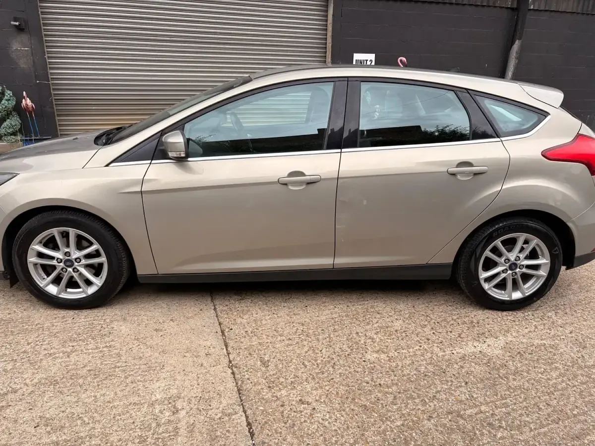 Used Ford Focus Zetec 125 HP (91 kW) 2015 Silver Hatchback