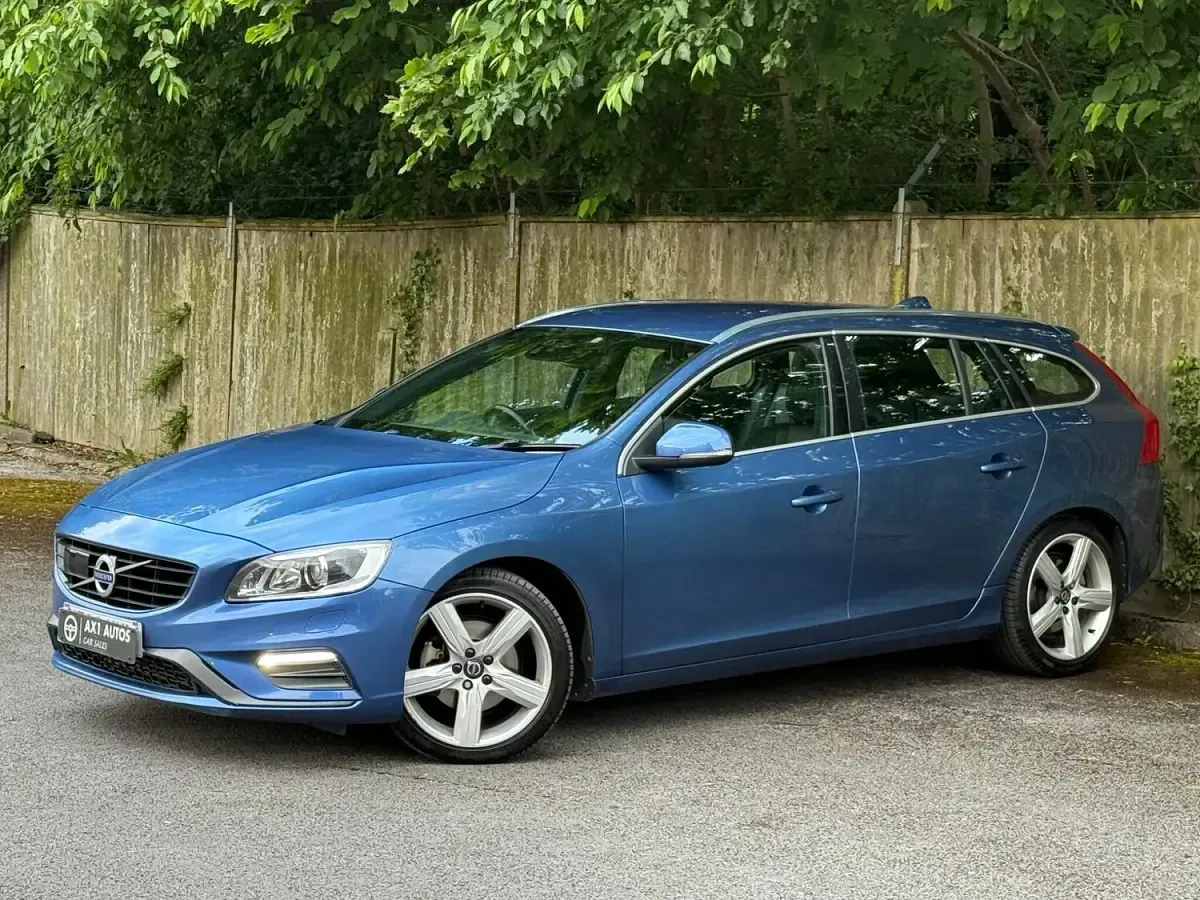 Used Volvo V60 R-Design 190 HP (139 kW) 2017 Blue Estate