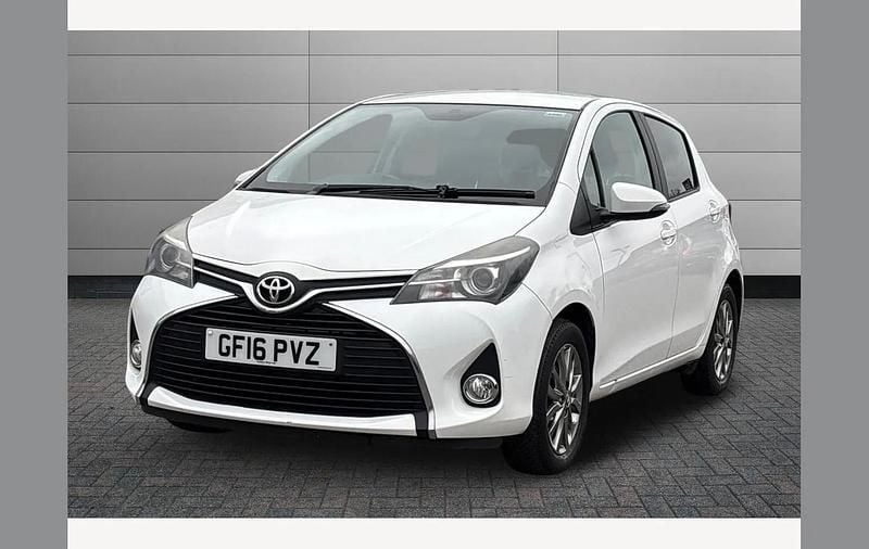 Used Toyota Yaris 99 HP (72 kW) 2016 White Hatchback