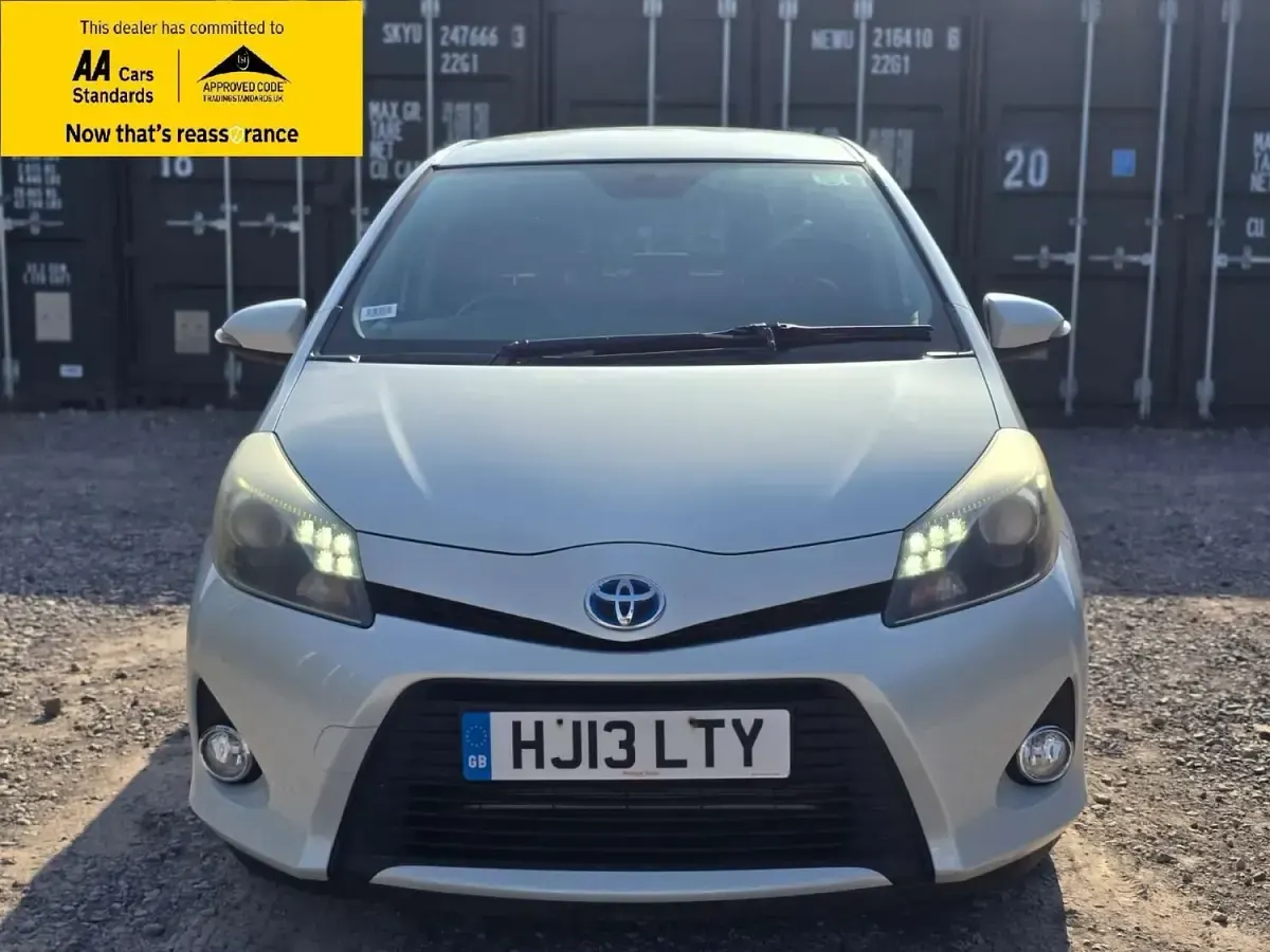 Used Toyota Yaris T4 101 HP (74 kW) 2013 White Hatchback
