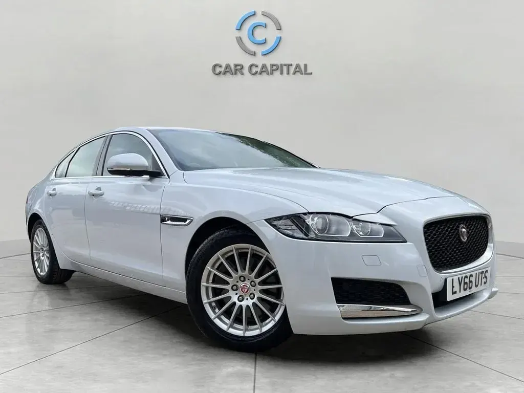 Used Jaguar XF Prestige 180 HP (132 kW) 2016 White Sedan