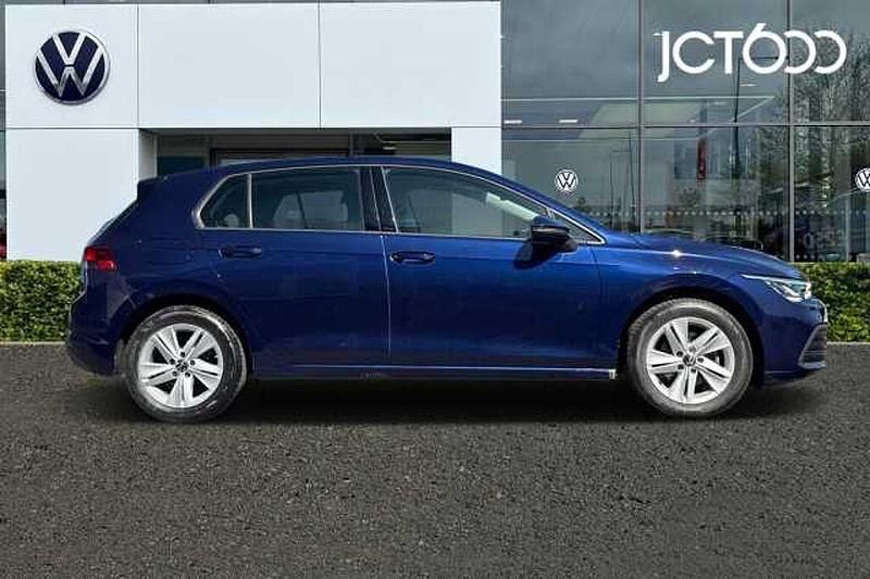 Begagnad VW Golf VIII 110 HK (80 kW) 2022
