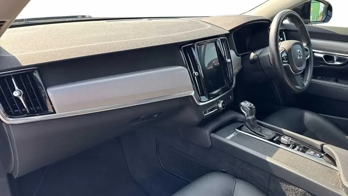 Used Volvo S90 Momentum 188 HP (138 kW) 2019 Black Sedan