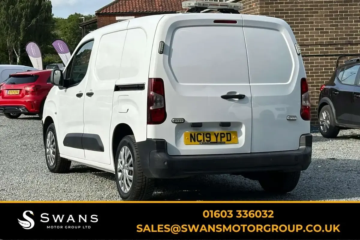 Used Citroën Berlingo Start 100 HP (73 kW) 2019 White MPV