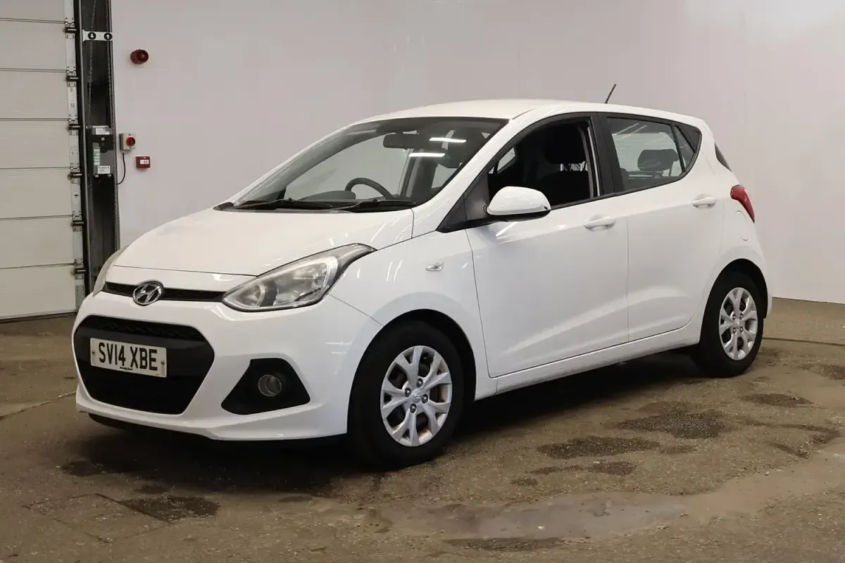 Used Hyundai i10 SE 67 HP (49 kW) 2014 White Hatchback