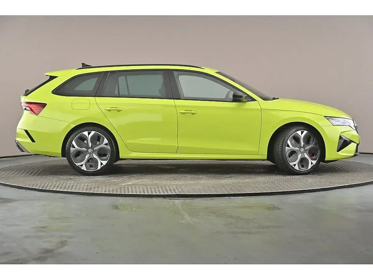Used Skoda Octavia vRS 195 HP (143 kW) 2025 Hyper green Estate
