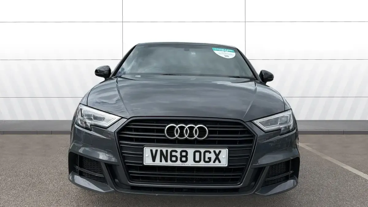 Usado Audi A3 Black Edition 150 CV (110 kW) 2018 Gris Berlina