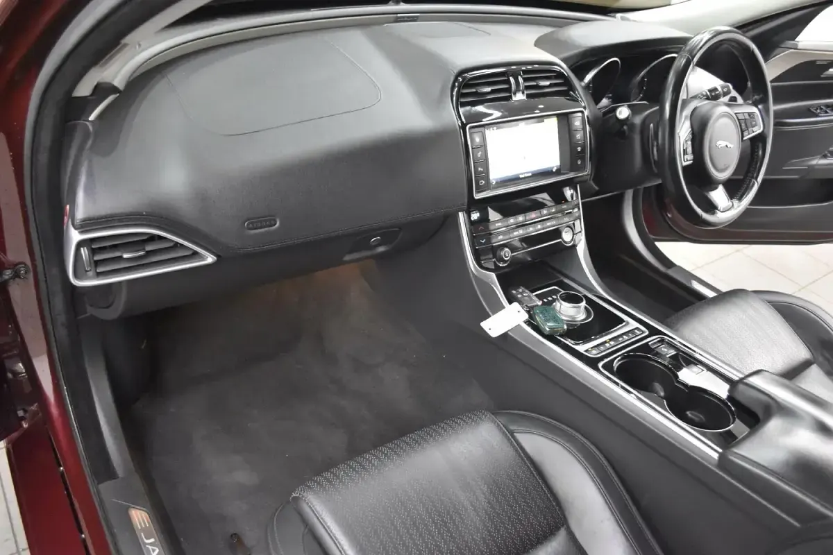 Used Jaguar XE Portfolio 180 HP (132 kW) 2015 Red Sedan