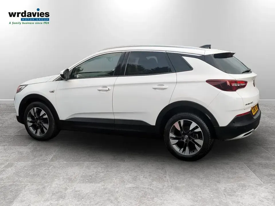 Used Vauxhall Grandland X Sport 130 HP (95 kW) 2018 White SUV