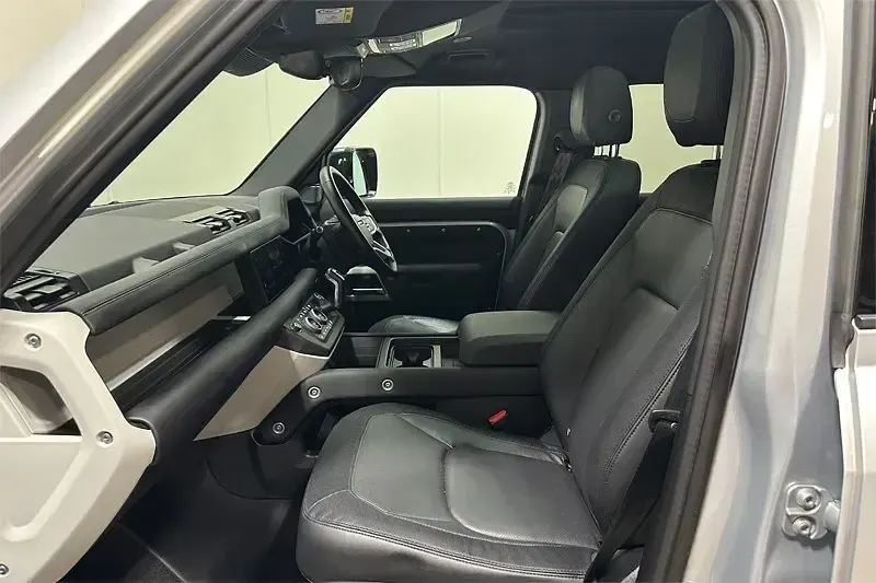 Usado Land Rover Defender SE Dynamic 245 HP (180 kW) 2024 Prateado SUV