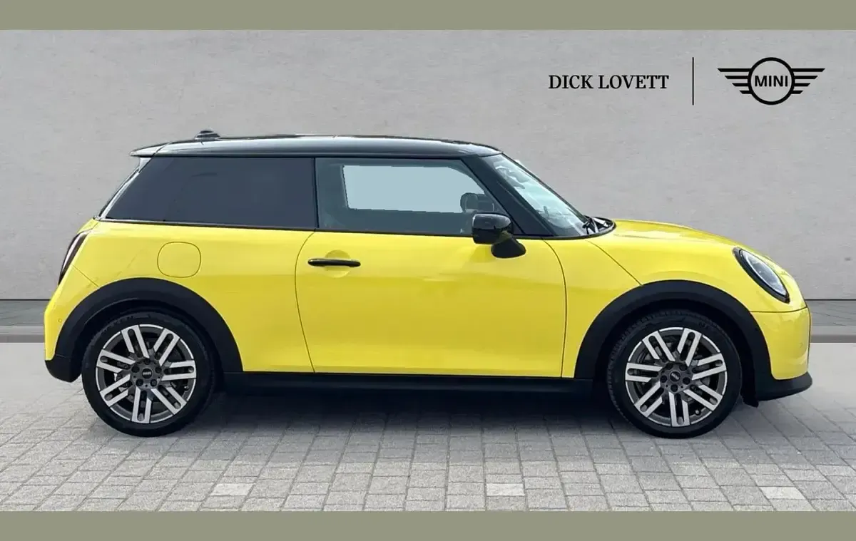 Used Mini Cooper Classic 154 HP (113 kW) 2024 Yellow Hatchback