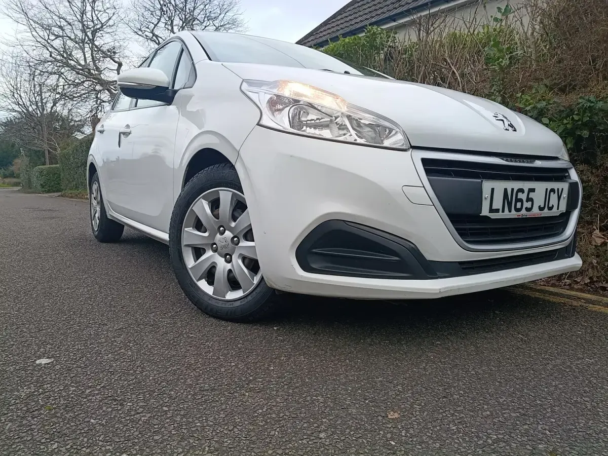 Used Peugeot 208 Access 68 HP (50 kW) 2015 White Hatchback