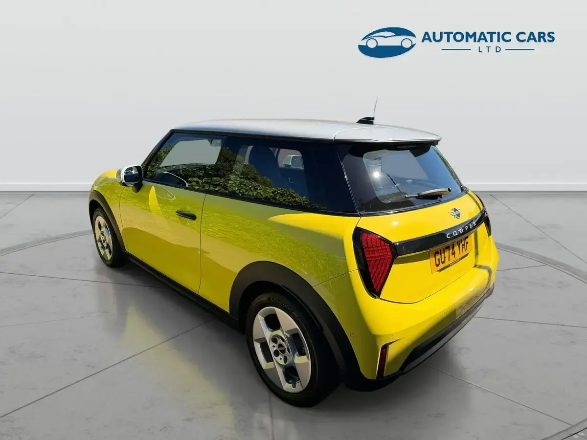 New Mini Cooper Classic 114 kW (156 HP) 2025 Yellow Hatchback