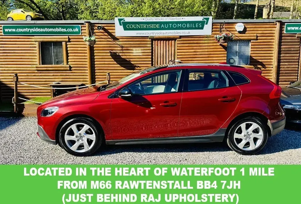 Used Volvo V40 115 HP (84 kW) 2013 Red Hatchback