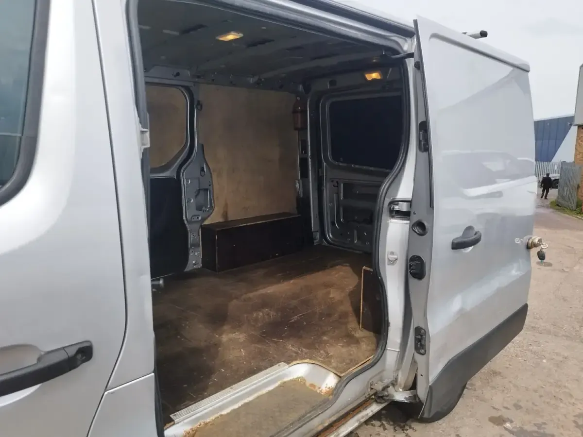 Begagnad Renault Trafic 2017 Silver Minibuss