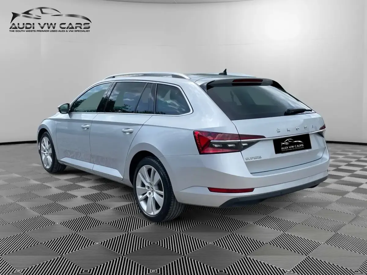 Usado Skoda Superb SE L 150 CV (110 kW) 2020 Plateado Familiar