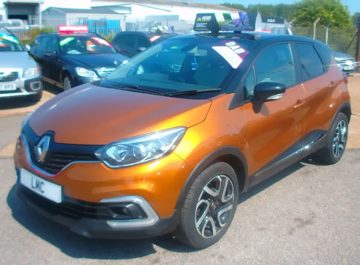 Used Renault Captur Iconic 90 HP (66 kW) 2019 Orange/black SUV