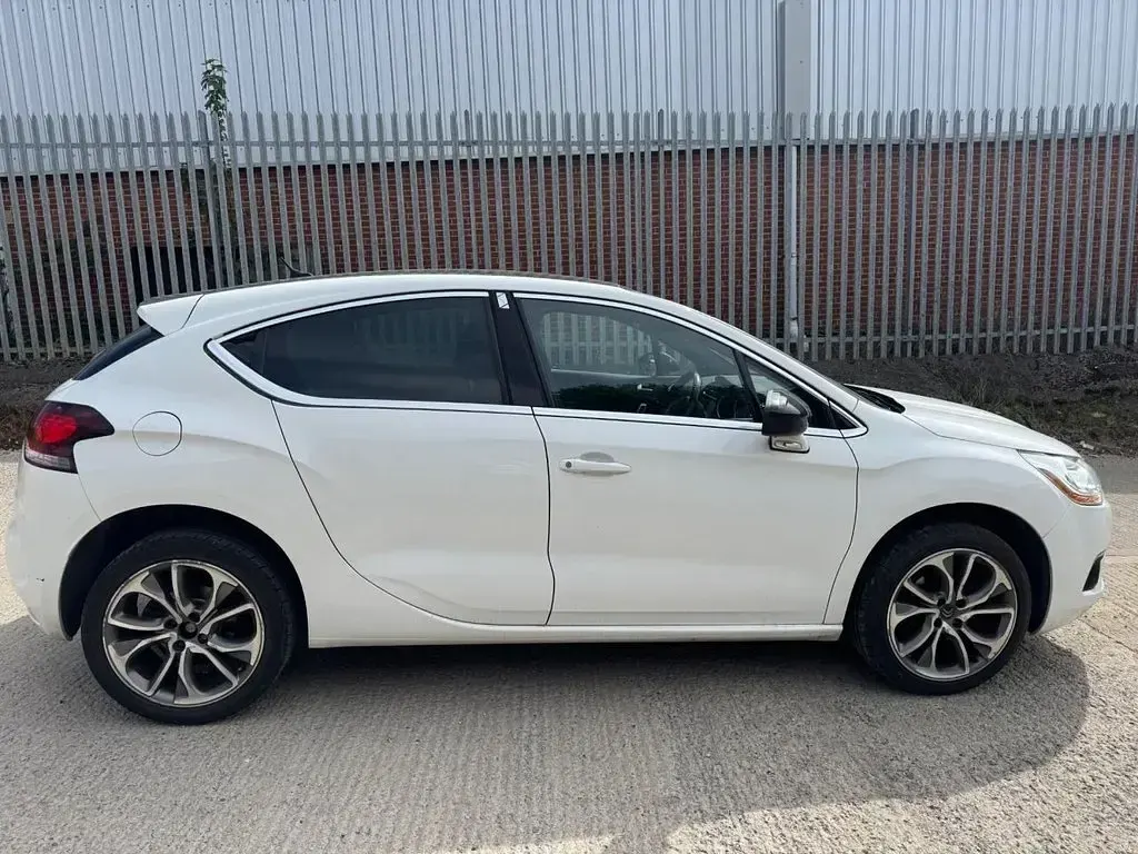 Used Citroën DS4 2015 White Hatchback
