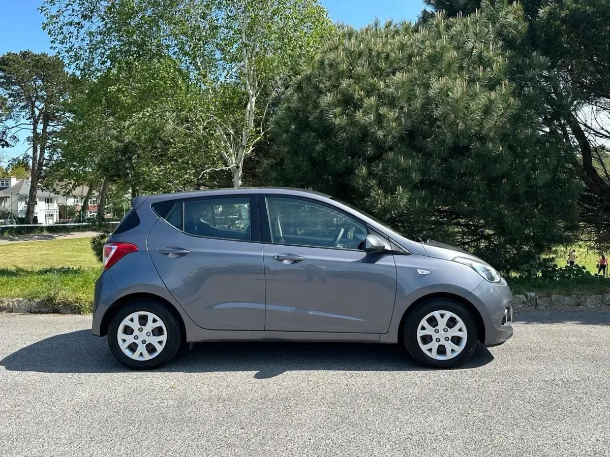 Gebraucht Hyundai i10 SE 87 PS (63 kW) 2015 Grau Kleinwagen