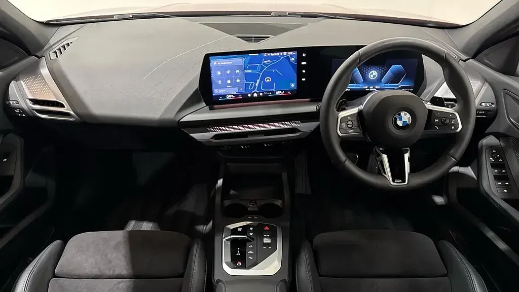 Begagnad BMW 120 M Sport 2025 Röd Halvkombi