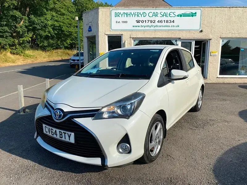 Used Toyota Yaris 101 HP (74 kW) 2014 Glacier white pearl metallic Hatchback