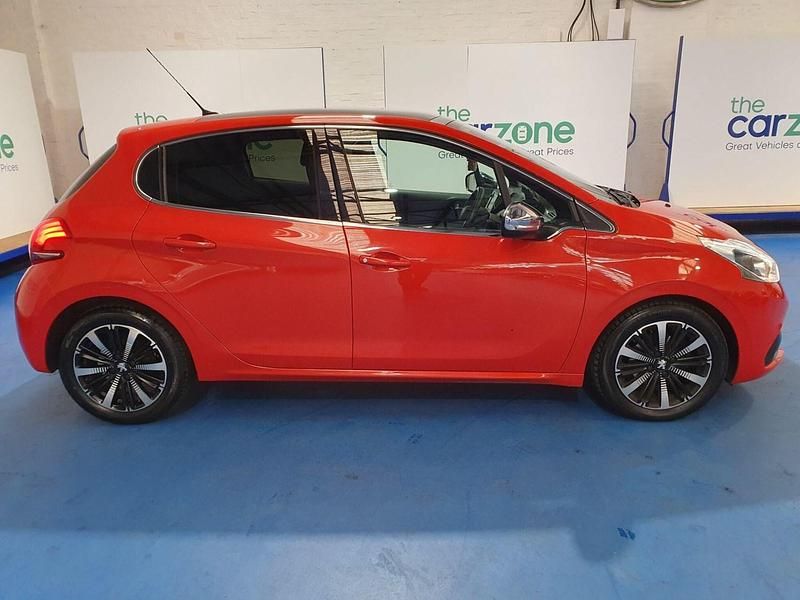 Used Peugeot 208 Allure Premium 82 HP (60 kW) 2018 Orange Hatchback
