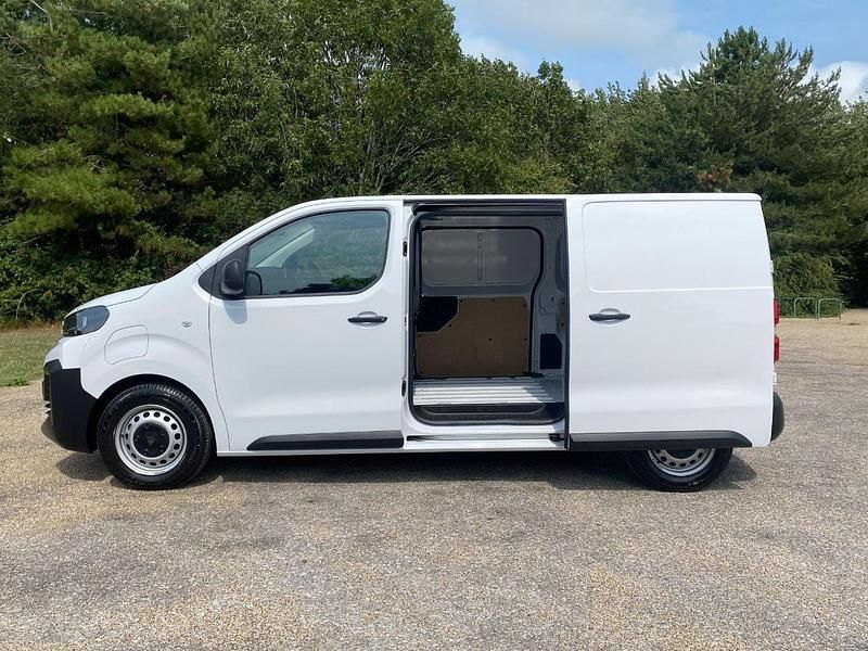 White New 2025 Peugeot e-Expert Van | £22,975 (Good price) - Image 1/4