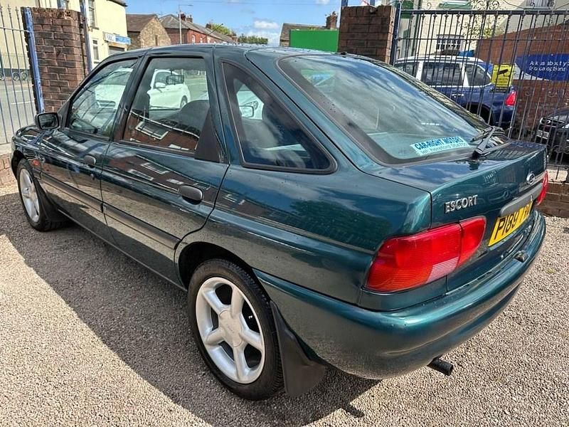 Used Ford Escort 89 HP (65 kW) 1997 Green Hatchback