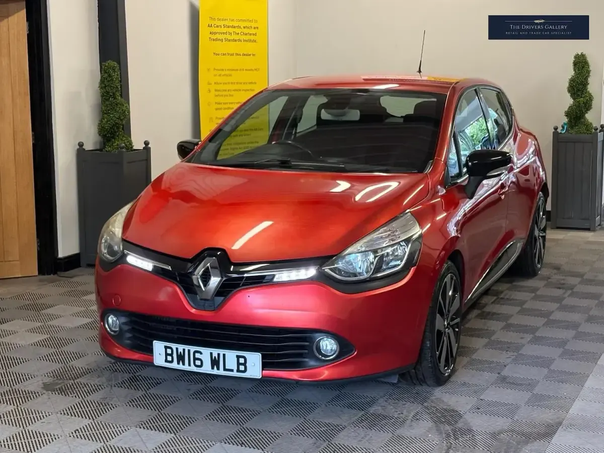 Used Renault Clio Dynamique 90 HP (66 kW) 2016 Red Hatchback