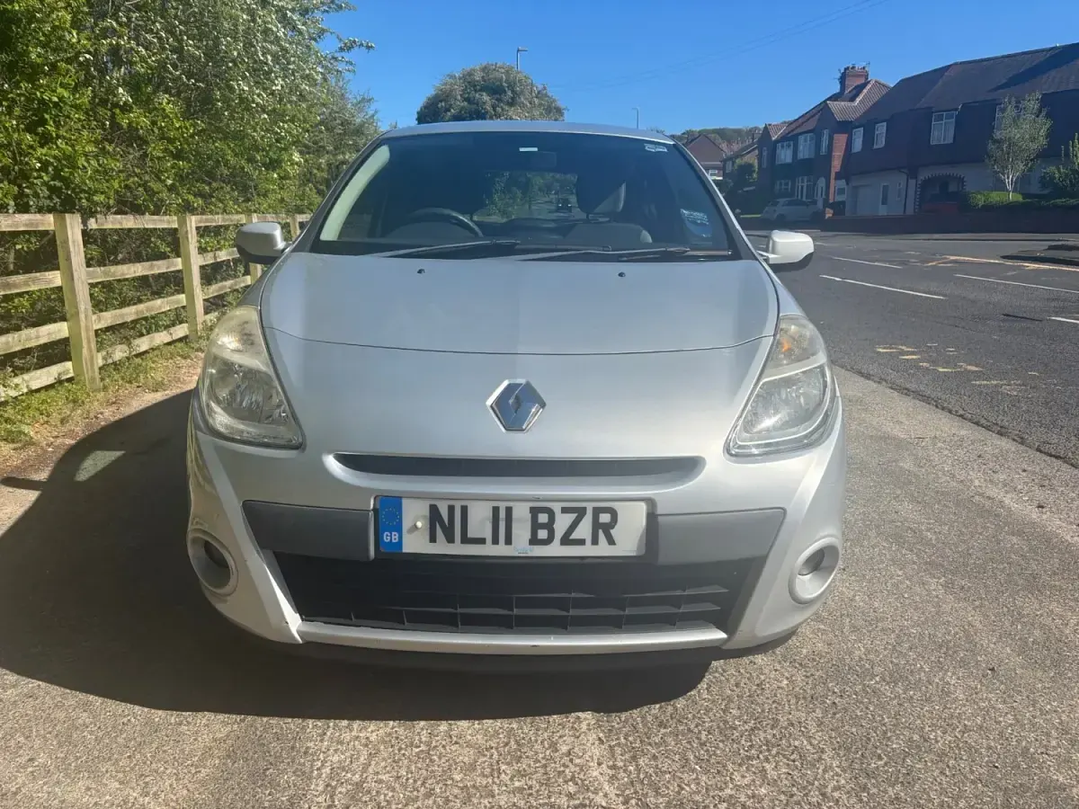 Begagnad Renault Clio II 75 HK (55 kW) 2011 Silver Halvkombi