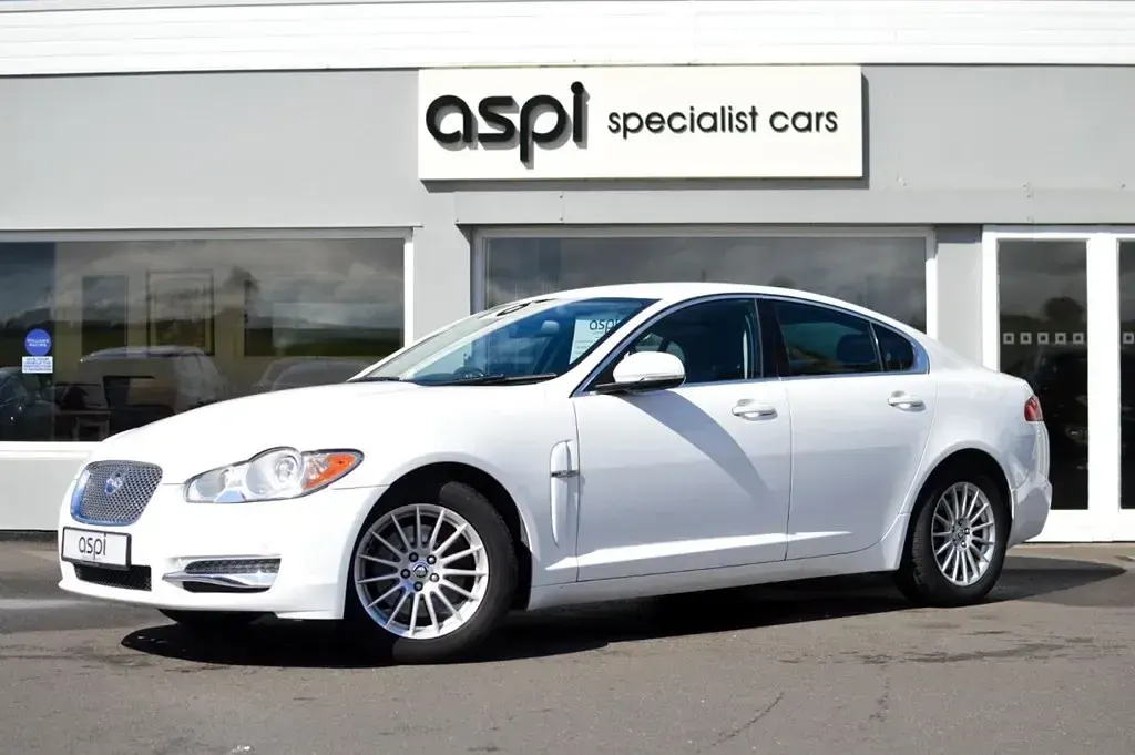 Second-hand Jaguar XF Luxury 238 CP (175 kW) 2010 Alb Berlinǎ