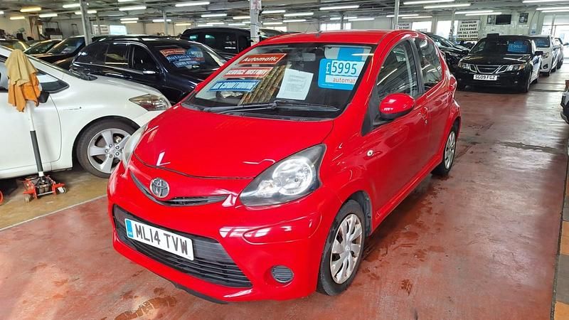 Begagnad Toyota Aygo 68 HK (50 kW) 2014 Röd Halvkombi