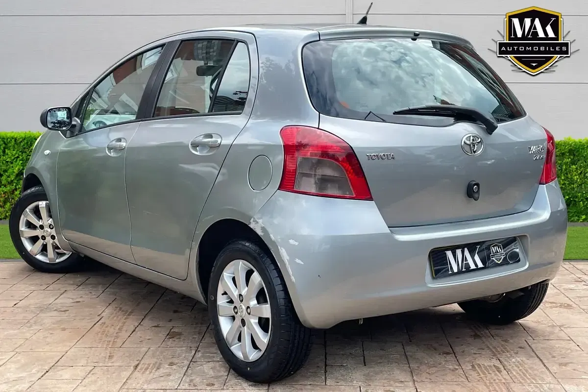 Used Toyota Yaris 85 HP (62 kW) 2007 Silver Hatchback