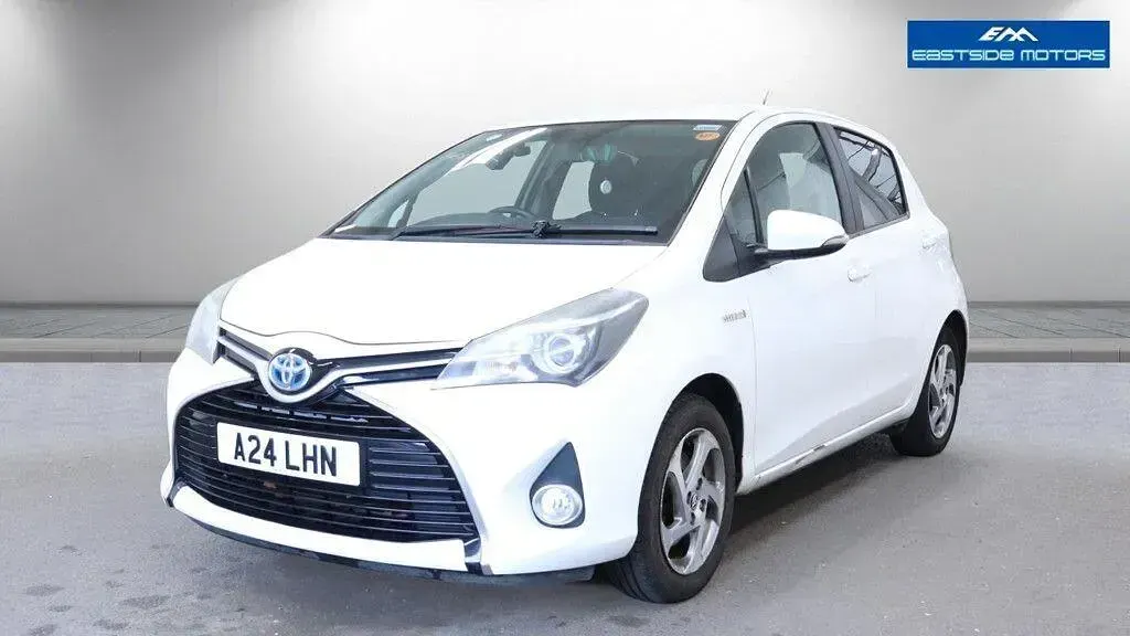 Used Toyota Yaris 101 HP (74 kW) 2015 White Hatchback