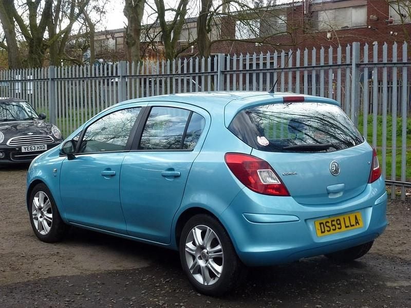 Second-hand Vauxhall Corsa 99 CP (72 kW) 2010 Albastru Hatchback
