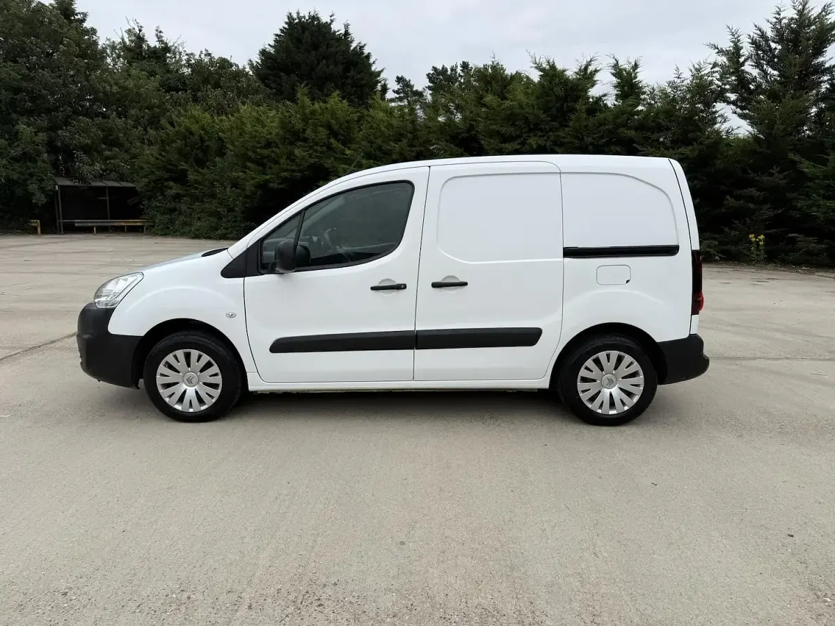 Used Citroën Berlingo 75 HP (55 kW) 2017 White MPV