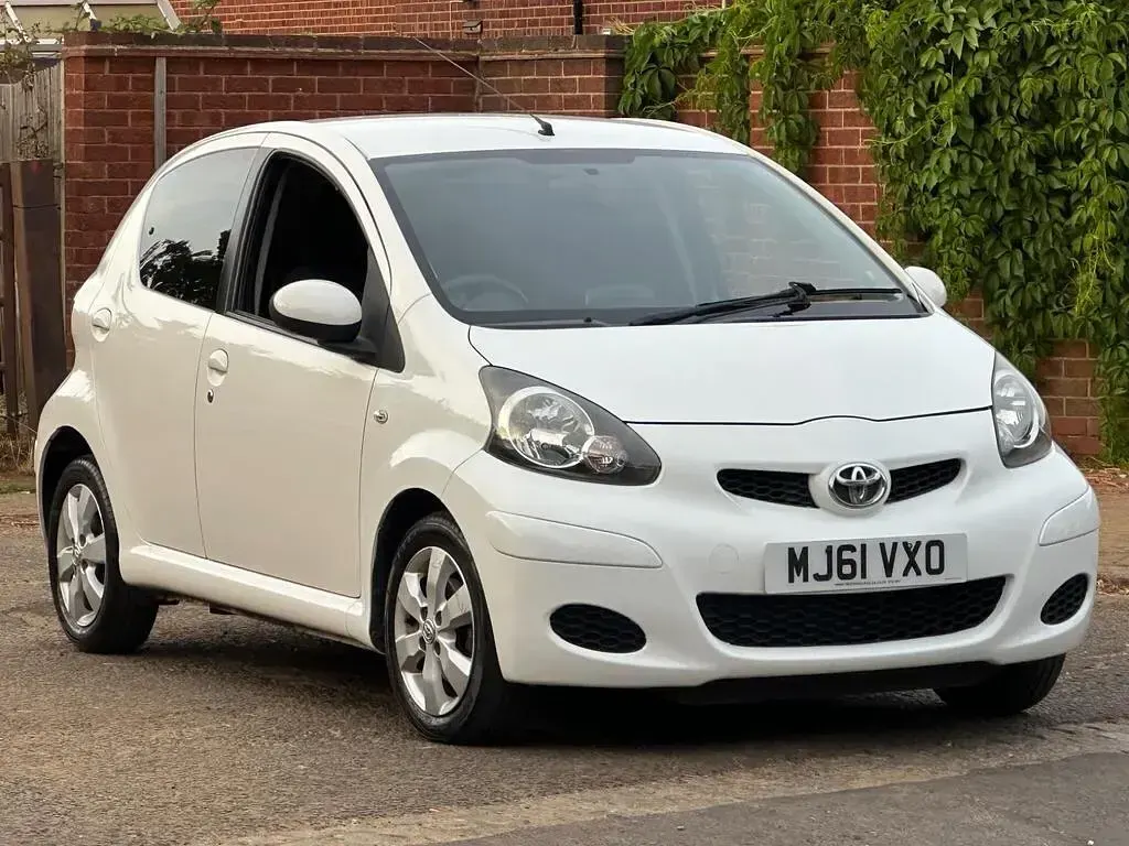 Used Toyota Aygo 68 HP (50 kW) 2011 White Hatchback
