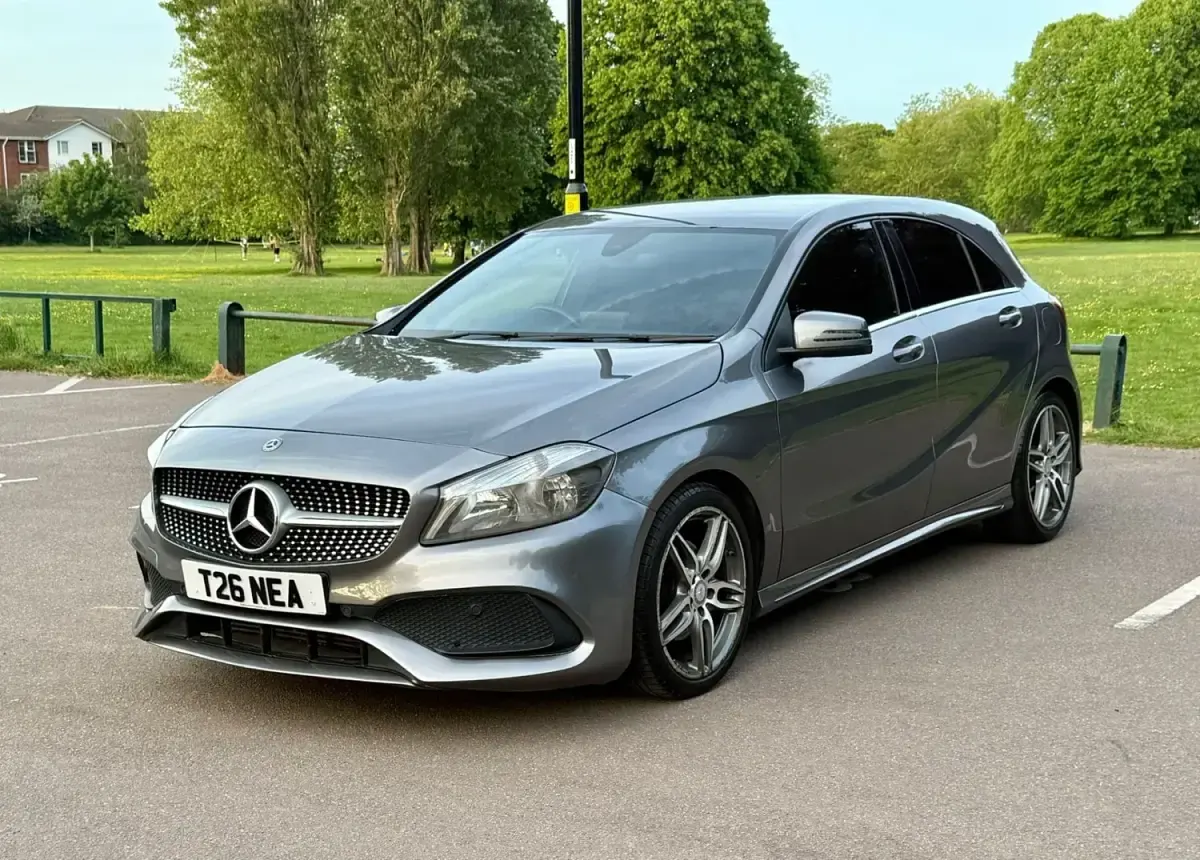 Usado Mercedes A180 AMG line 2018 Cinzento Citadino