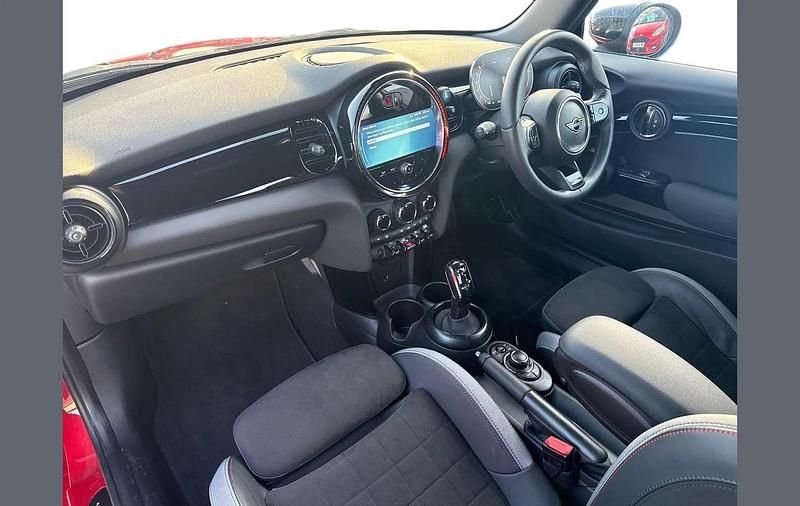 Begagnad Mini Cooper Sport 134 HK (98 kW) 2023 Röd Halvkombi