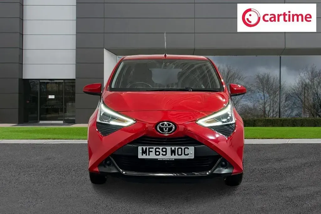 Używany Toyota Aygo X-play 71 KM (52 kW) 2019 Czerwony Hatchback