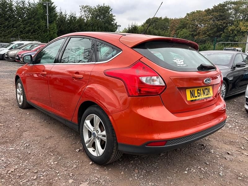 Used Ford Focus Zetec 125 HP (91 kW) 2011 Red Hatchback