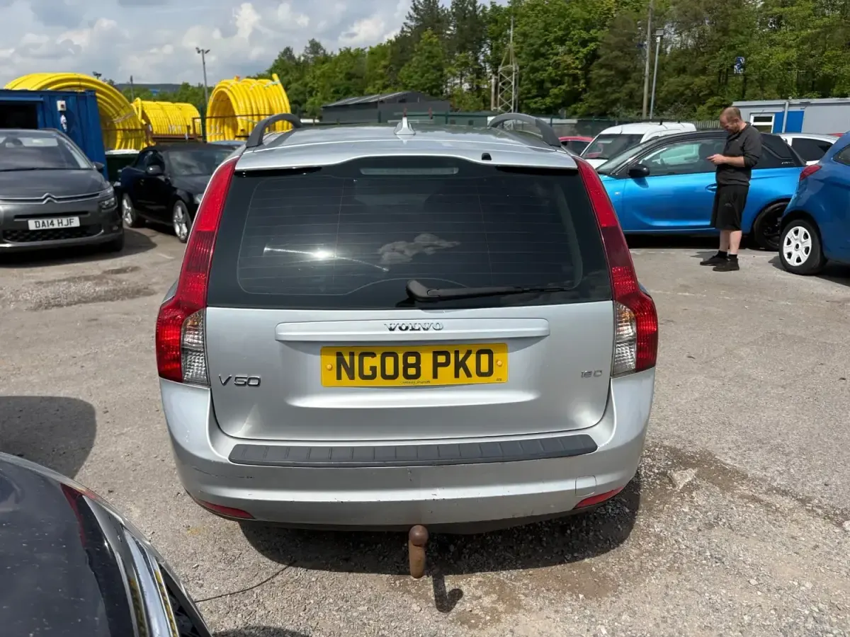 Usado Volvo V50 109 CV (80 kW) 2008 Plateado Familiar