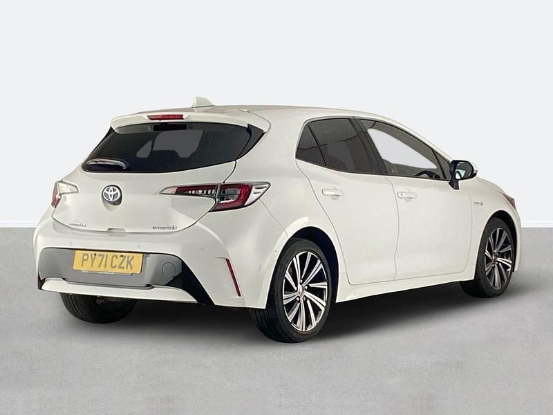 Begagnad Toyota Corolla Design 122 HK (89 kW) 2021 Vit Halvkombi