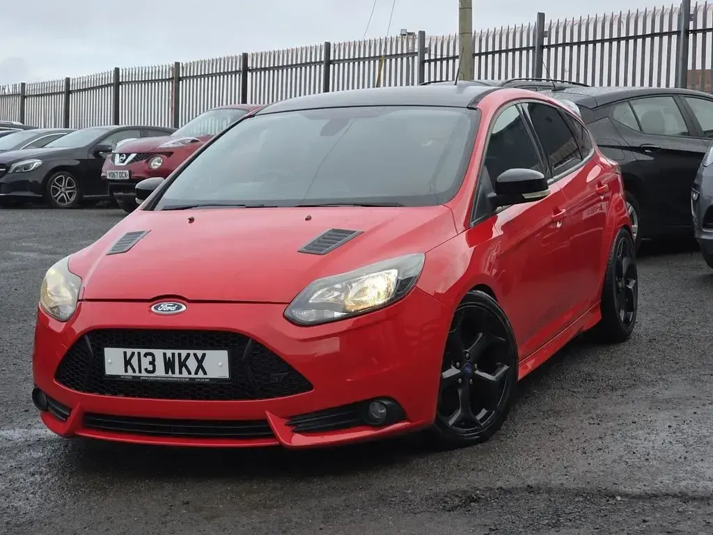 Used Ford Focus ST 250 HP (183 kW) 2012 Red Hatchback
