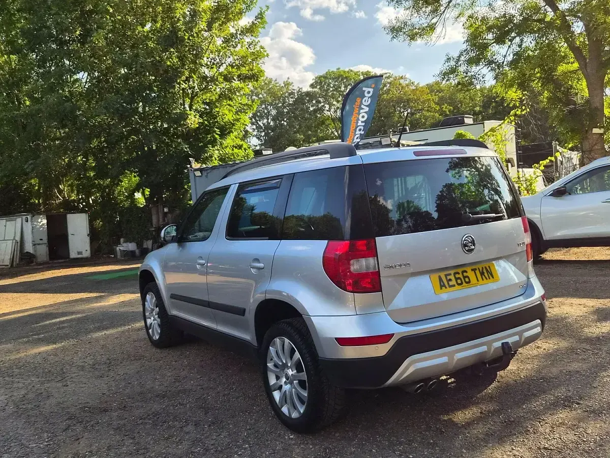Used Skoda Yeti Business Line 150 HP (110 kW) 2016 Silver SUV