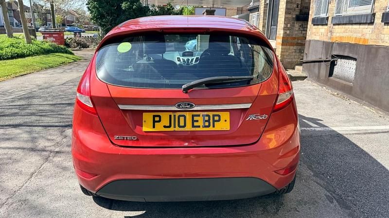 Used Ford Fiesta Zetec 70 HP (51 kW) 2010 Red Hatchback