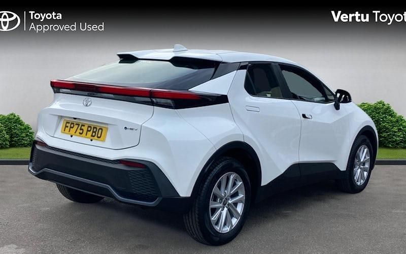 Used Toyota C-HR 140 HP (102 kW) 2025 White SUV
