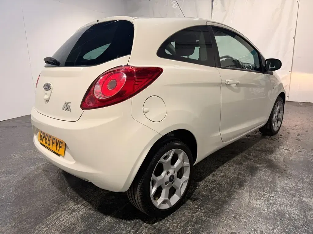 Used Ford Ka Zetec 69 HP (50 kW) 2015 White Hatchback