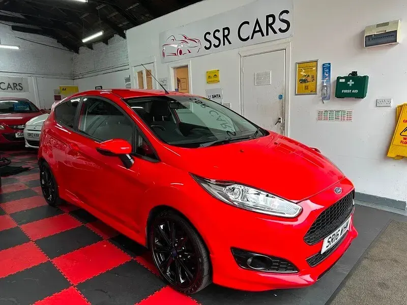 Used Ford Fiesta Zetec 125 HP (91 kW) 2016 Red Hatchback