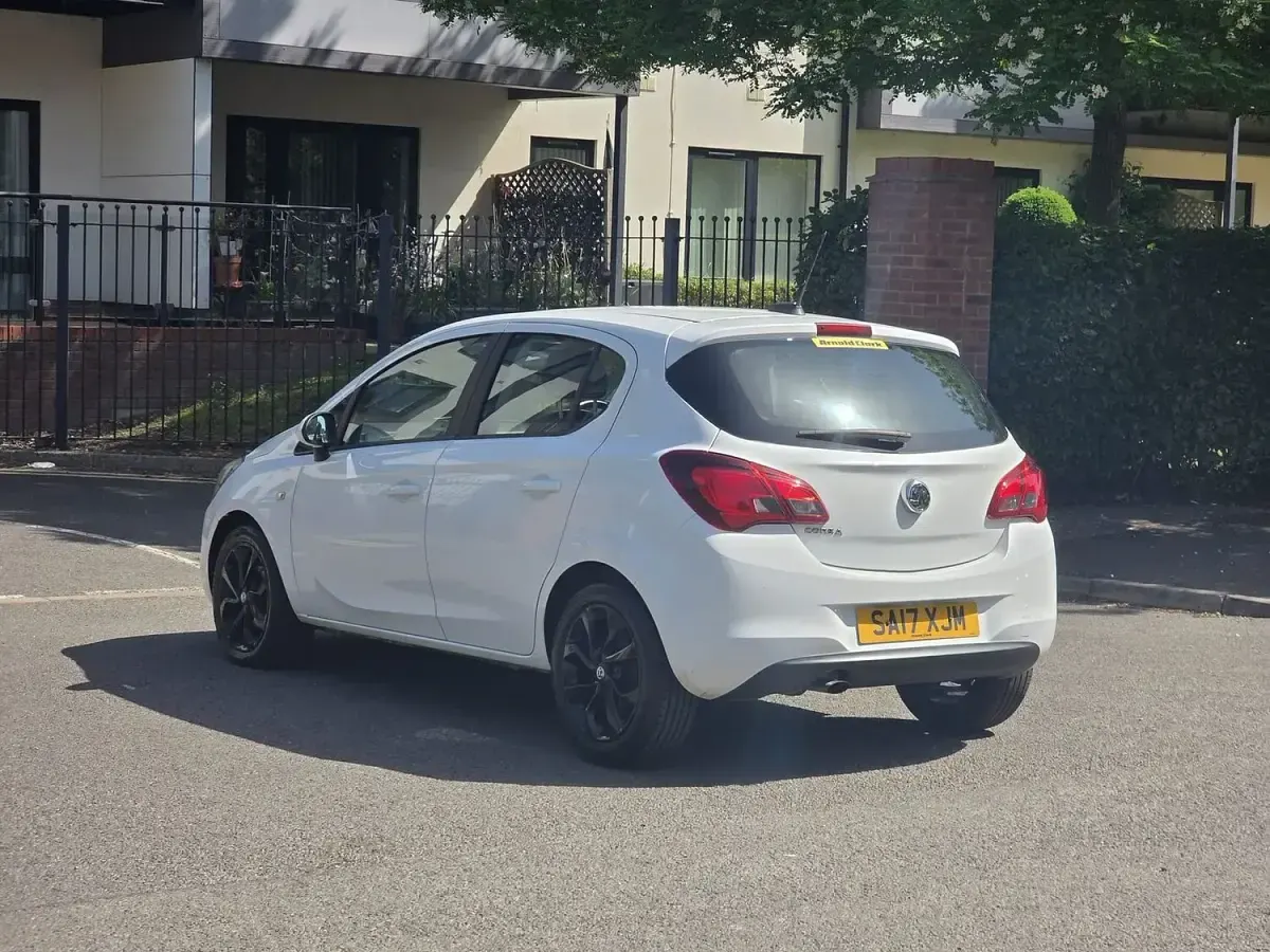 Used Vauxhall Corsa SRi 75 HP (55 kW) 2017 White Hatchback